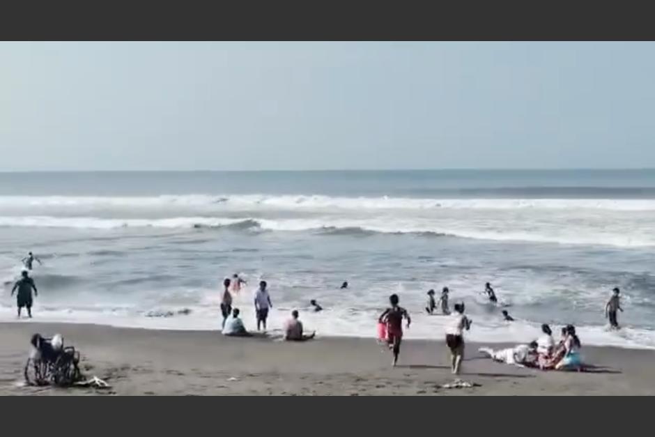 Salvavidas rescatan a un ba&ntilde;ista que se ahogaba en la playa de La Empalizada en Escuintla. (Foto: captura de video)
