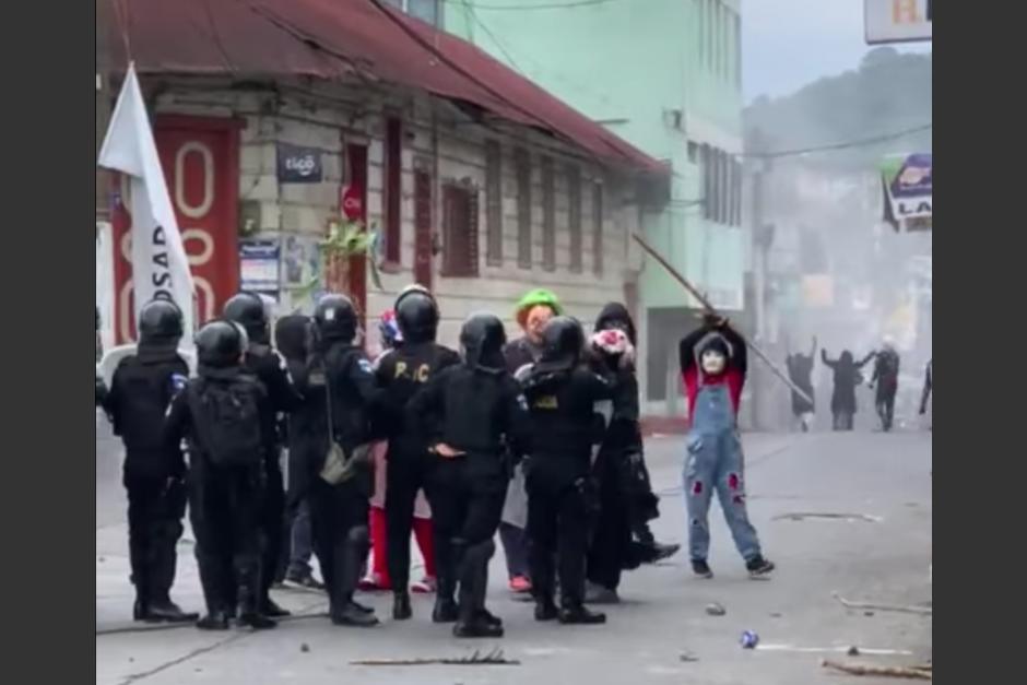 Capturan a hombre involucrado en disturbios en una actividad durante el Viernes Santo en Génova Costa Cuca, Quetzaltenango. (Foto: captura de video)