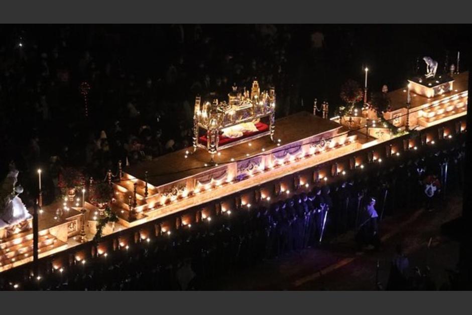 La peculiar forma en que varios ni&ntilde;os apreciaron el paso del cortejo procesional de Cristo Yacente y la Virgen de Dolores, Reina de la Paz. (Foto: Ministerio de Cultura y Deportes)