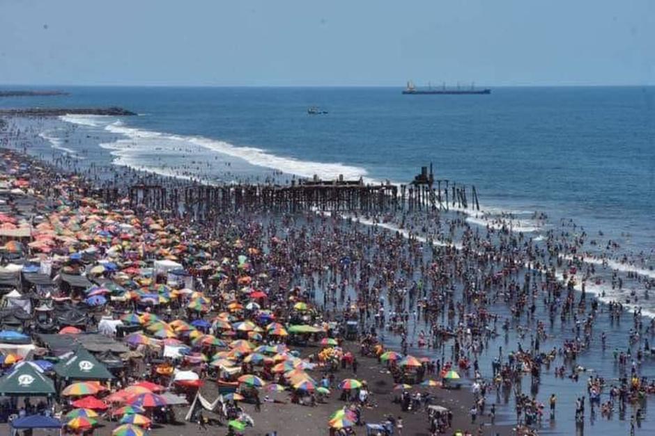 Miles de personas acudieron este Sábado de Gloria a las playas de la costa Sur del país. (Foto: redes sociales)