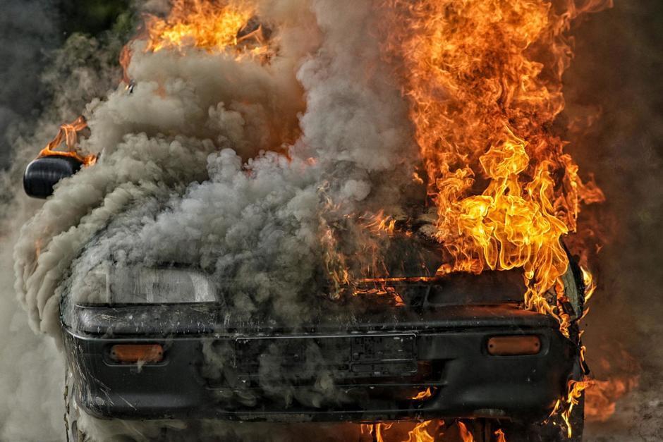 El automóvil agarró fuego. (Foto: Shutterstock)