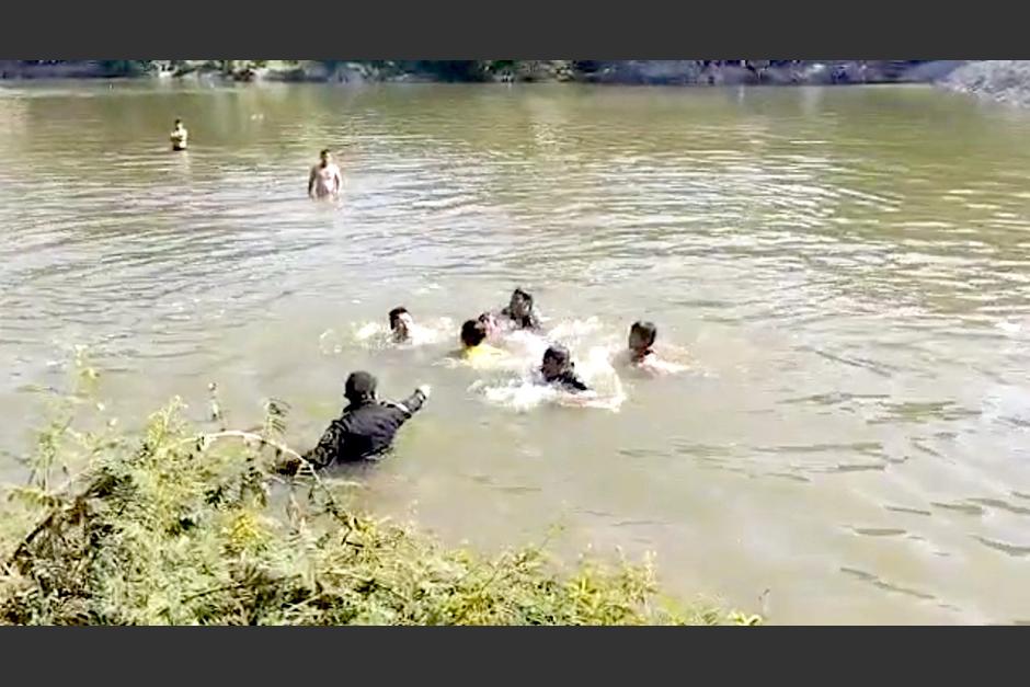 Agentes de la PNC ayudaron a rescatar a un bañista que se ahogaba en Zacapa. (Foto: Captura de pantalla)