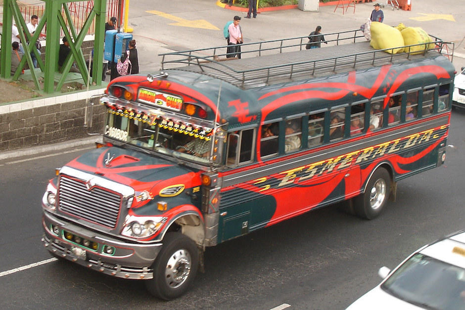Dos buses Esmeralda fueron captados cuando transitaban en contra de la v&iacute;a. (Foto: Archivo/Soy502)
