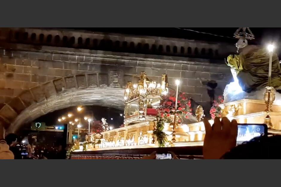 Así fue el difícil paso de la procesión de Cristo Yacente debajo del Puente de la Penitenciaría, entre las zonas 1 y 4 de la Ciudad de Guatemala. (Foto: captura de video)