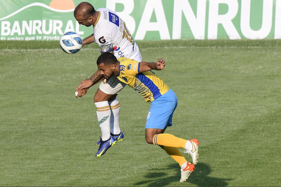 Rubilio Castillo le da la victoria a Comunicaciones frente a Santa Luc&iacute;a Cotzumalguapa. (Foto: Soy502)