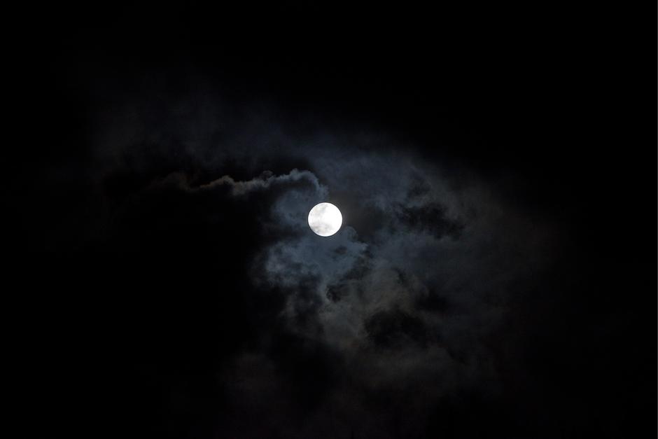 La luna se observará más grande durante este mes, pero desde el viernes hasta el lunes se podrá ver "rosa". (Foto: Wilder López/Soy502)
