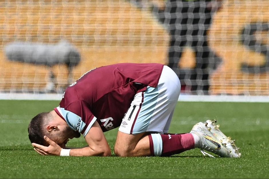 Ashley Westwood salió lesionado tras disputar el balón con Nikola Vlasic, quien rompió en llanto al ver el tobillo de su adversario. (Foto: AFP)