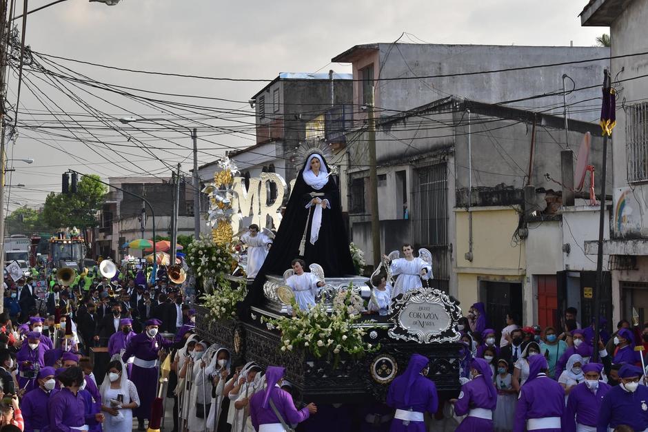 Así fue como ayudaron a un grupo de fieles cargadoras que no soportaban el peso del anda de la Virgen. (Foto: Virgen María en Guate)