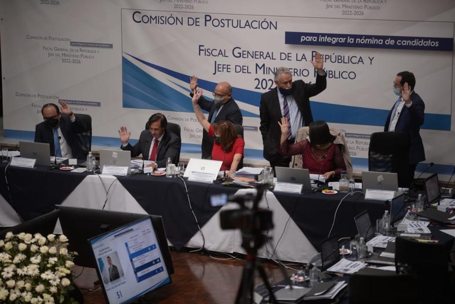 Integrantes de la Comisión de Postulación captados durante la calificación otorgada a Óscar Dávila Mejicanos. (Foto: Wilder López / Soy502)&nbsp;