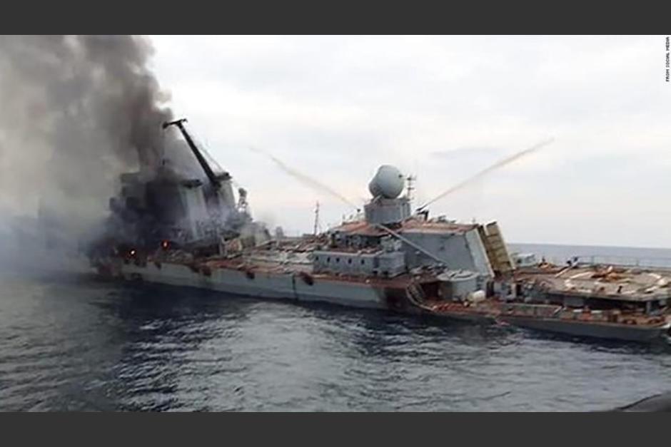 En redes sociales circulan las primeras imágenes del buque Moskva dañado tras ser alcanzado por misiles ucranianos. (Foto: redes sociales)