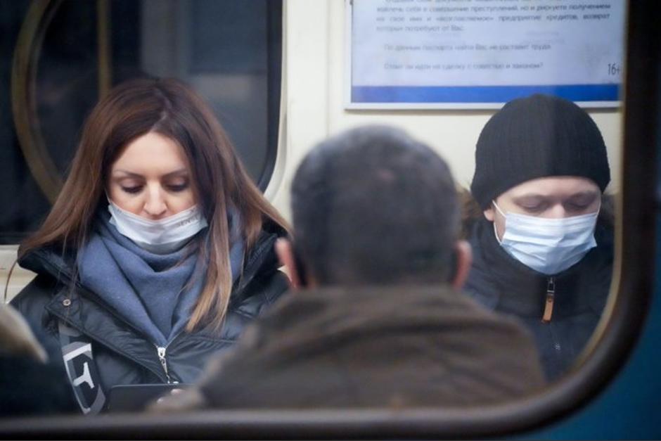 Una juez federal anuló el mandato que obliga a usar mascarillas en el transporte público a fin de prevenir el covid-19. (Foto: Chicago Tribune)