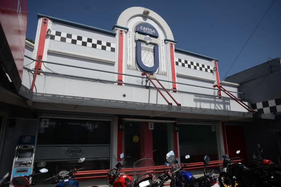 En el local donde funcionaba Cafesa a&uacute;n se observan algunos r&oacute;tulos. (Foto: Wilder L&oacute;pez/Soy502)&nbsp;