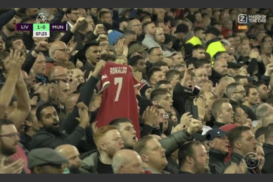 Aficionados del Liverpool mostr&oacute; su apoyo a Cristiano Ronaldo por la p&eacute;rdida de su beb&eacute; reci&eacute;n nacido. (Foto: Captura de pantalla)
