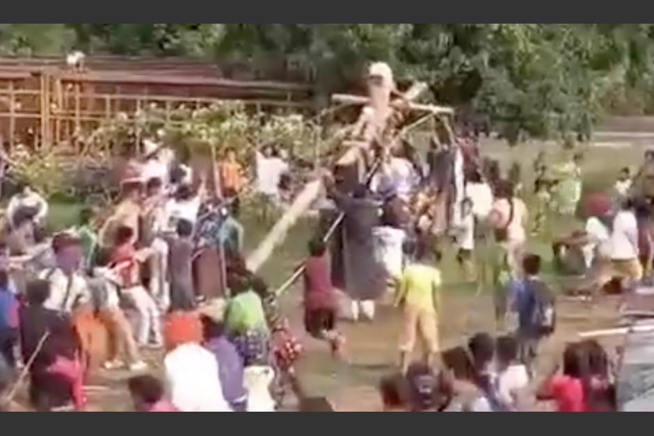 El hombre que personificaba a Jes&uacute;s en una actividad de Semana Santa cay&oacute; desde lo alto de la cruz en Suchitep&eacute;quez y denunci&oacute; que no recibi&oacute; el pago que le ofrecieron y que se encuentra herido. (Foto: captura de video)