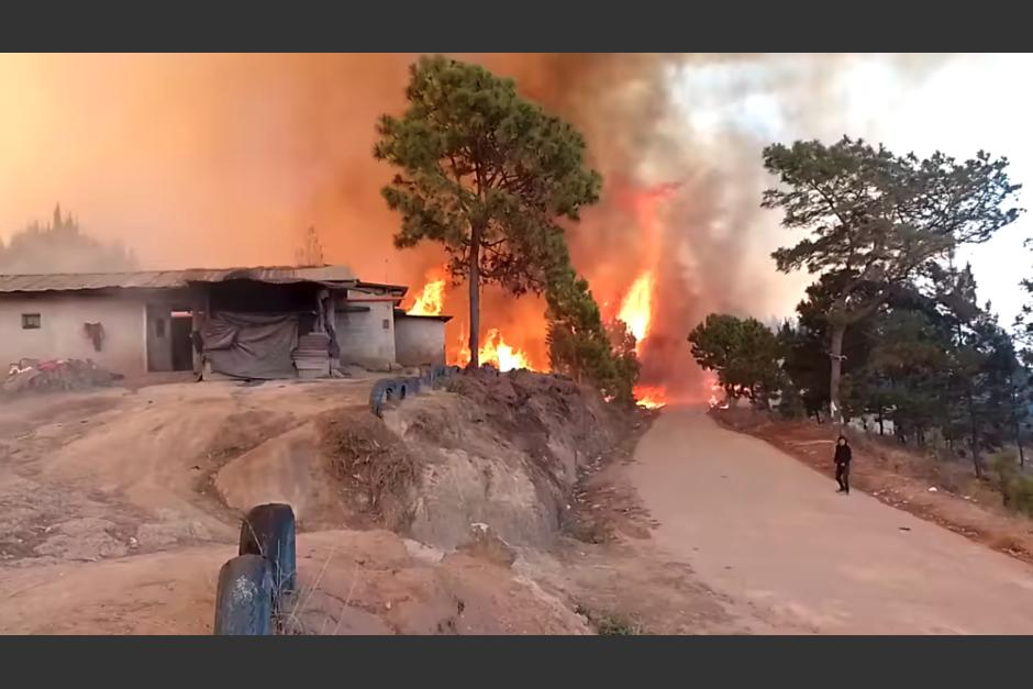 El incendio afectó varias casas en el sector. (Foto: captura video)&nbsp;