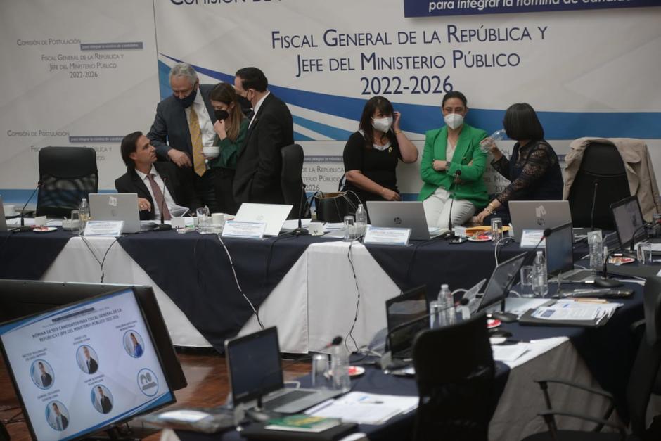 La decana Suasnávar de saco verde entre el grupo de integrantes de la Comisión de Postulación. (Foto: Wilder López /Soy502)&nbsp;