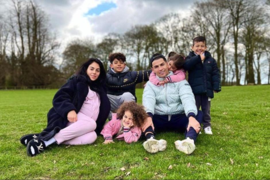 Cristiano Ronaldo comparti&oacute; una fotograf&iacute;a junto a la beb&eacute; reci&eacute;n nacida. (Foto: Instagram)