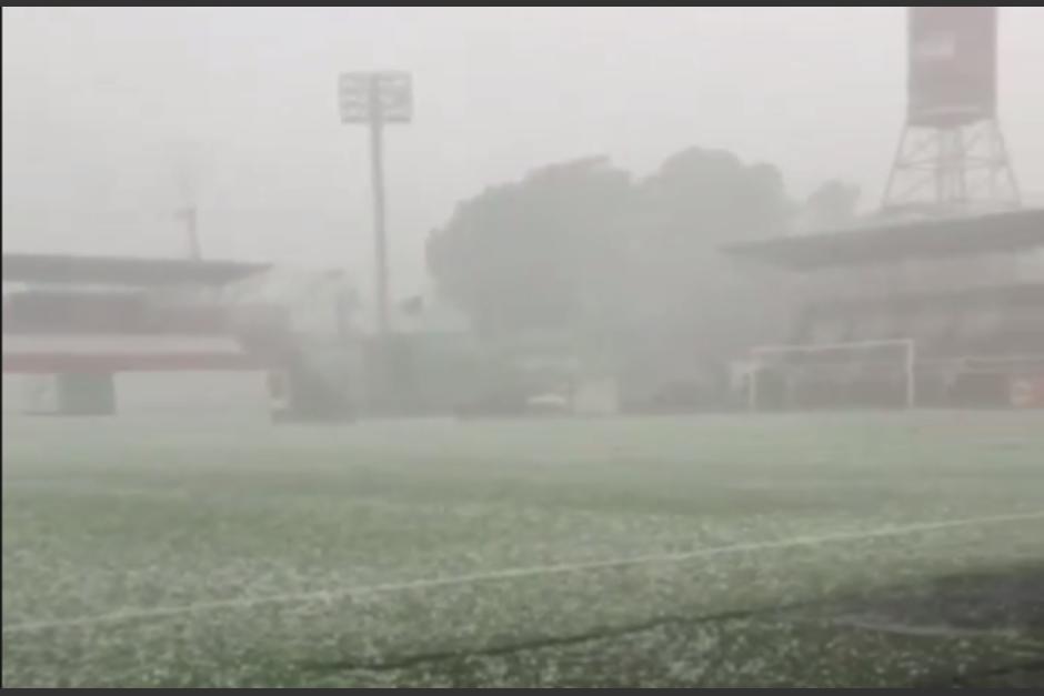 El Estadio Santa Luc&iacute;a, del Deportivo Malacateco se vio repleto de granizo debido a las fuertes lluvias. (Foto: Instagram)