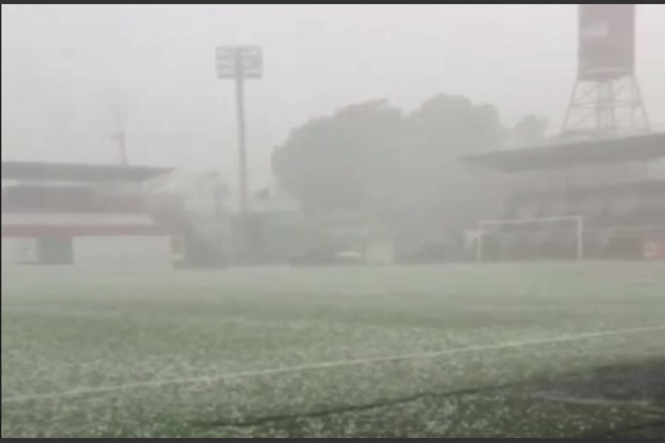 El Estadio Santa Lucía, del Deportivo Malacateco se vio repleto de granizo debido a las fuertes lluvias. (Foto: Instagram)