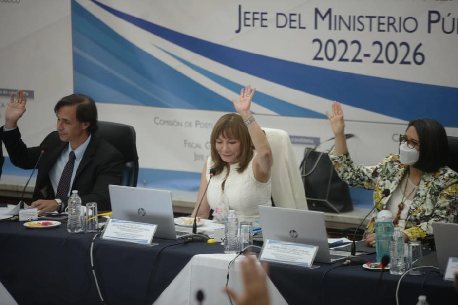 El momento de la votación para incluir a Consuelo Porras por unanimidad en la nómina. (Foto: Wilder López / Soy502) 