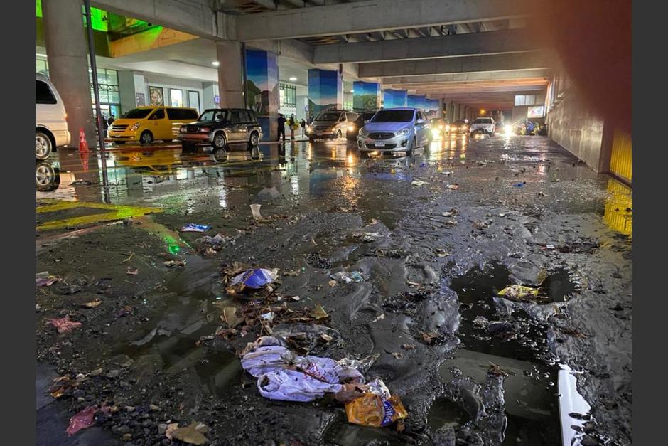 El aeropuerto La Aurora quedó inundado tras las lluvias de la noche del sábado 23 de abril. (Foto: Cortesía)