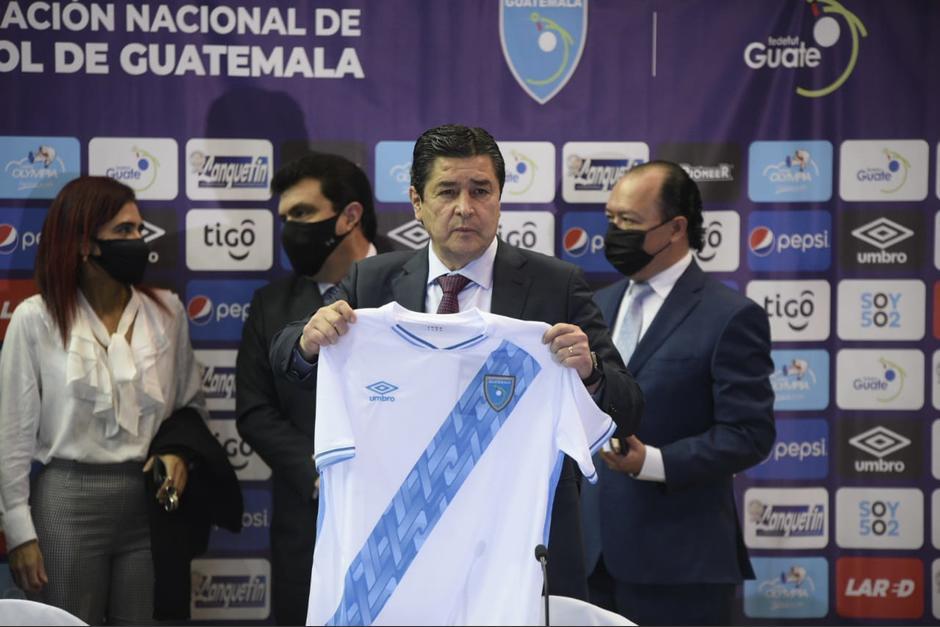 Luis Fernando Tena, entrenador de la Selección de Guatemala, acaparó la atención en las redes sociales tras el triunfo por goleada ante la Selección de El Salvador (Foto: Archivo/Soy502)