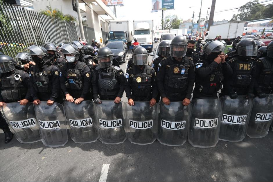 Los miembros del Comit&eacute; de Desarrollo Campesino tomaron la Avenida Petapa y los antimotines de la PNC llegaron al lugar. (Foto: cortes&iacute;a)&nbsp;