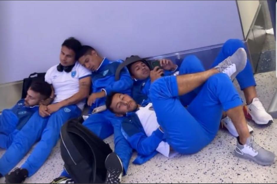 La Selección Nacional de Guatemala estuvo varada en el aeropuerto de Houston, Estados Unidos. (Foto: Twitter)