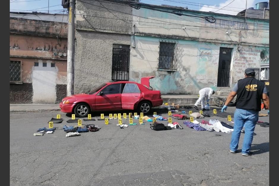 Las autoridades ubicaron el cuerpo de un hombre en el baúl de un carro rojo. (Foto: PNC)&nbsp;