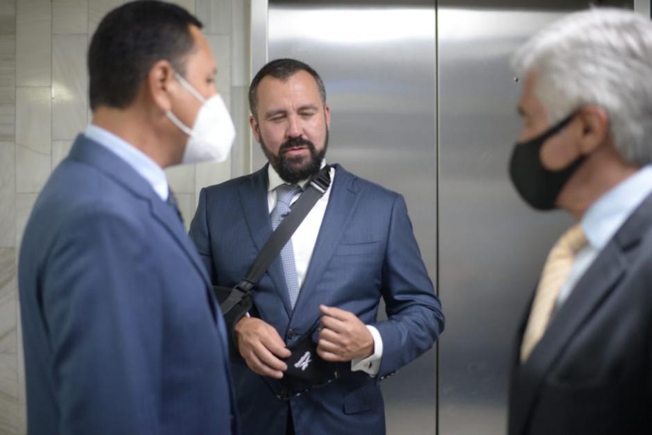 Alejandro Sinibaldi fue captado conversando con Ricardo Méndez Ruiz y Raúl Falla. (Foto: Wilder López / Soy502) 