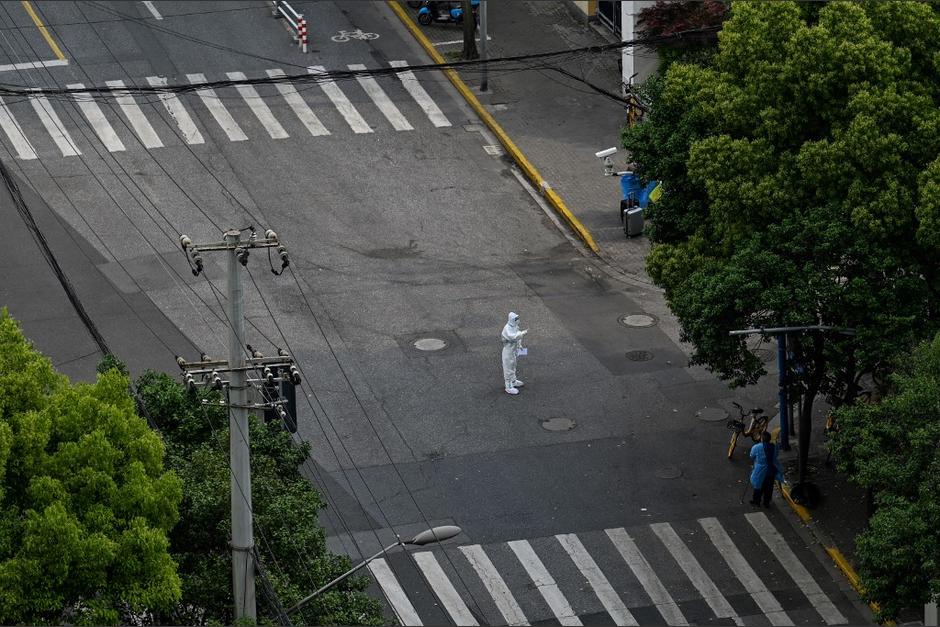 Autoridades en Shanghái han instalado vallas metálicas dentro de algunos edificios residenciales para evitar que personas en lugares con casos positivos de covid-19 puedan salir. (Foto: AFP)