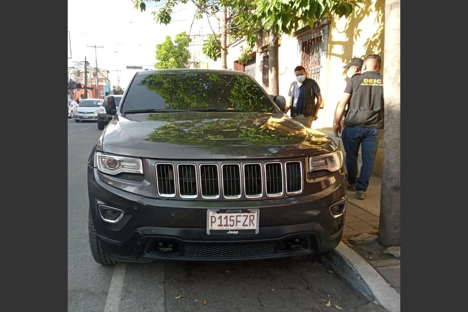 Las autoridades detuvieron a un hombre que pretendía vender dos carros robados, uno de ellos en una gasolinera en la zona 10 y el otro en zona 14. (Foto: PNC)