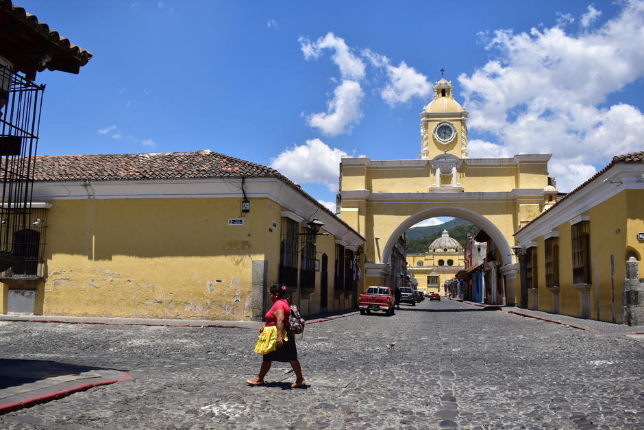 Los turistas podr&aacute;n caminar por las calles de Antigua Guatemala sin utilizar mascarilla protectora, debido a que ese municipio se encuentra en alerta amarilla en el sem&aacute;foro epidemiol&oacute;gico. (Foto ilustrativa: Archivo/Soy502)