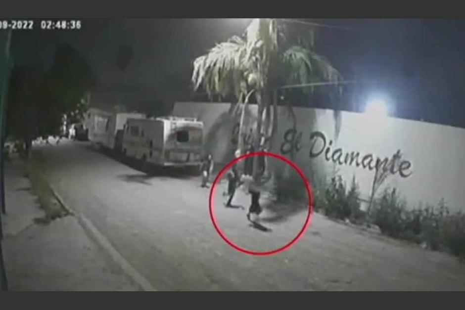 La joven era perseguida por alguien al salir de la fiesta. (Fotos: Captura de pantalla)