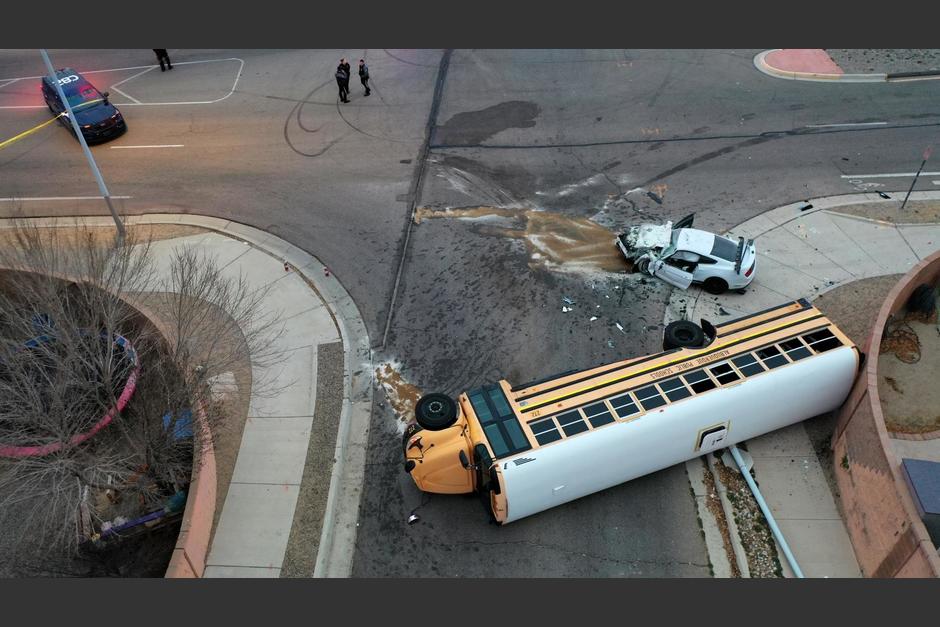 Un vehículo impactó contra un bus escolar y lanzó por el aire a los niños. (Foto: Albuquerque Journal)
