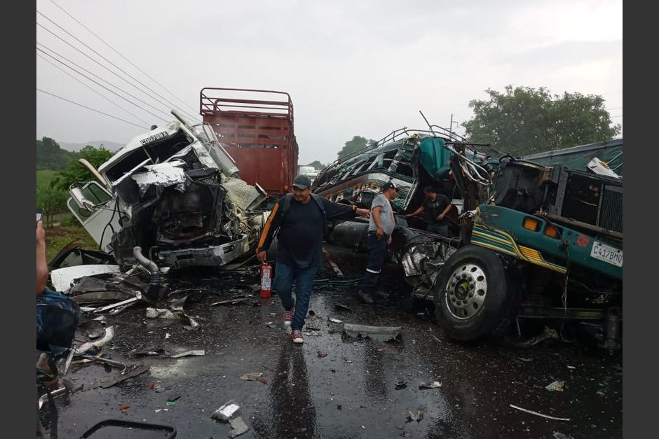 Tres veh&iacute;culos impactaron en jurisdicci&oacute;n de Siquinal&aacute;, Escuintla. (Foto: Bomberos Voluntarios)