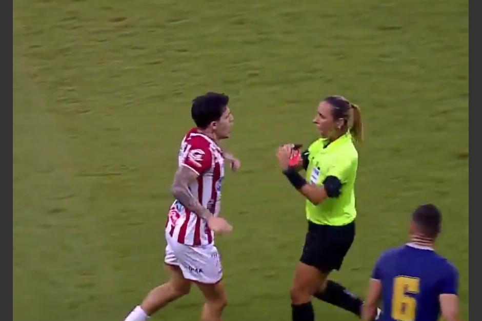 El futbolista profesional enfureci&oacute; y quiso usar la fuerza contra la &aacute;rbitra, quien lo expuls&oacute; de la cancha por una falta. (Foto: captura de pantalla)&nbsp;