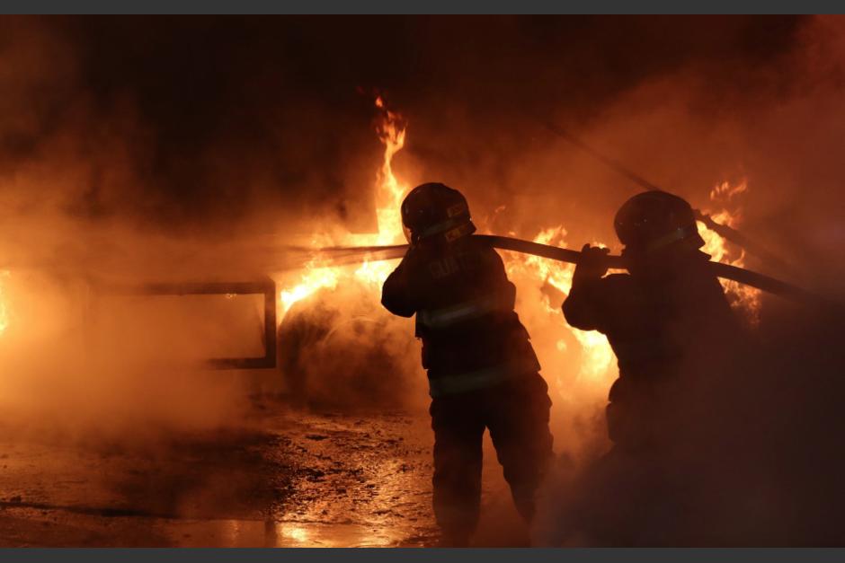 Bomberos Voluntarios y Municipales trabajaron durante una hora para apagar el fuego que amenazaba con extenderse. (Foto: Bomberos Municipales)