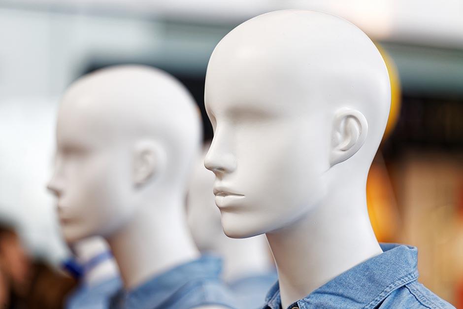 El hombre se agacha para besar la cabeza del maniqu&iacute; despu&eacute;s de saludar a varias personas. (Foto ilustrativa: Shutterstock)