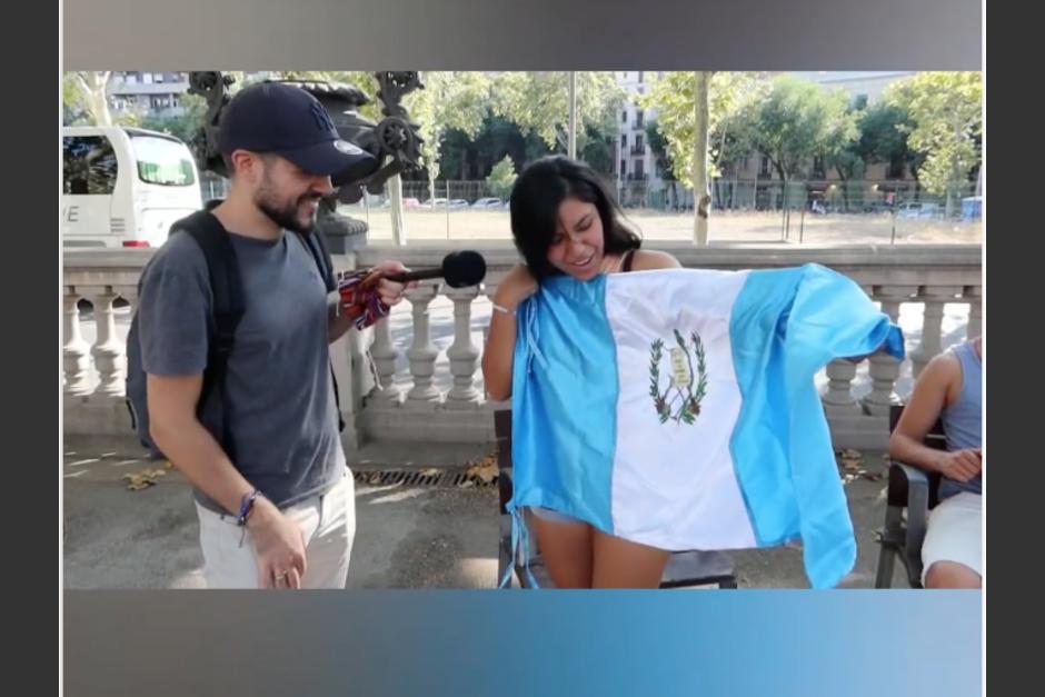 El tiktoker Paulino G preguntó a los transeúntes en Barcelona si sabían de qué país era la bandera. (Foto: Captura de video)