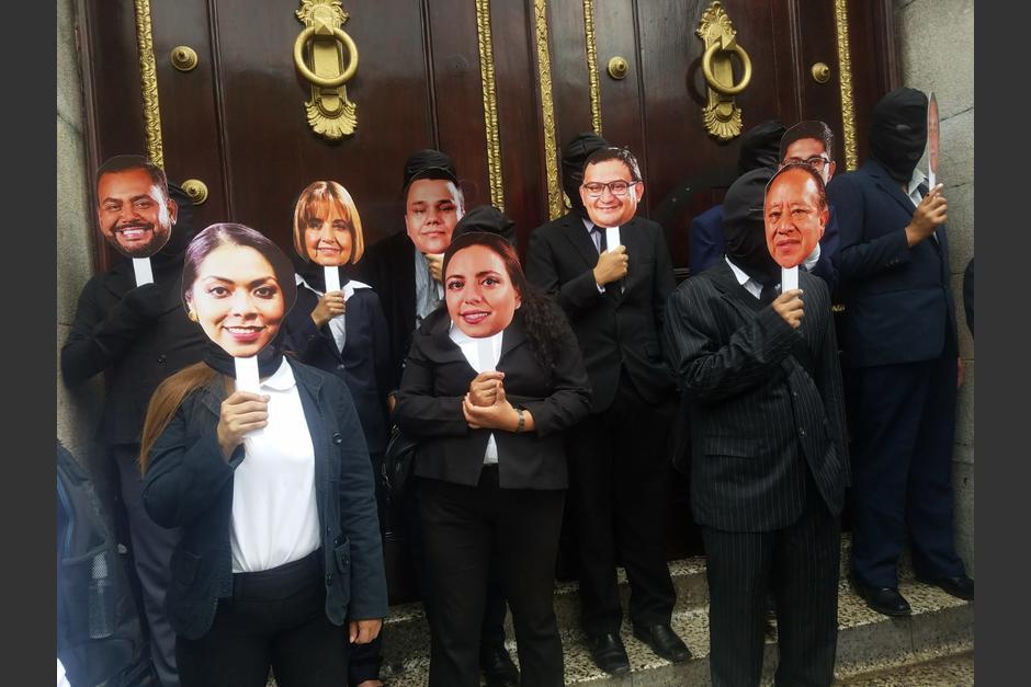 El Movimiento C&iacute;vico Nacional realiz&oacute; un plant&oacute;n frente al Congreso, utilizando m&aacute;scaras de los diputados que integran la Comisi&oacute;n de Asuntos Electorales. (Foto: Jessica Gramajo/Soy502)