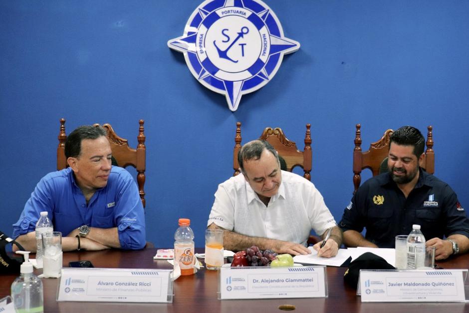 El presidente Alejandro Giammattei firmó un acuerdo para autorizar incrementos salariales en los puertos Quetzal y Santo Tomás. (Foto: Presidencia)