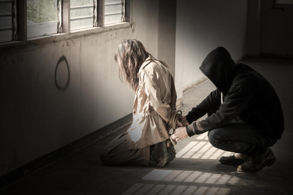 La menor de 12 a&ntilde;os logr&oacute; escapar de su secuestrador, al morder el lazo con que la ten&iacute;a amarrada. (Foto: Shutterstock)