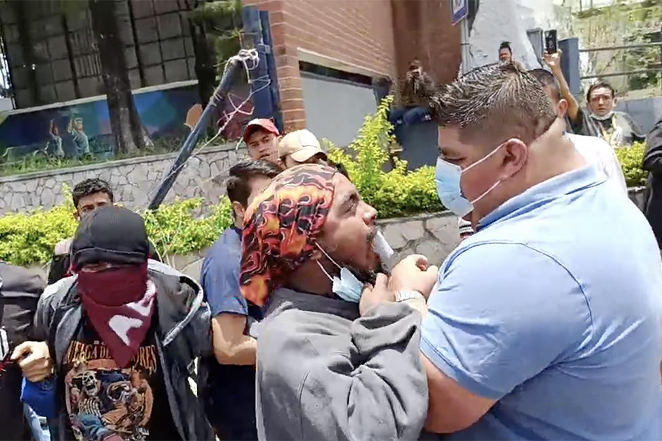 Estudiantes que tienen tomadas las instalaciones de la Usac y particulares se enfrentaron en dicha casa de estudios. (Foto: Wilder López/Soy502)