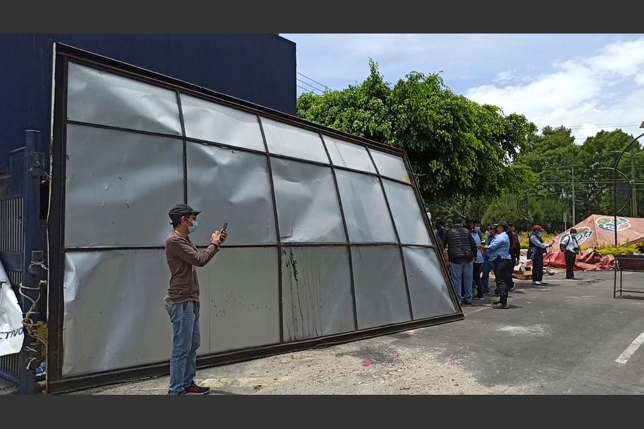 Un grupo de personas ingresó por la fuerza al campus de la Usac, destruyó el portón de ingreso y provocó el incendio de un automóvil, según denuncia de estudiantes que tiene tomadas las instalaciones. (Foto: Wilder López/Soy502)