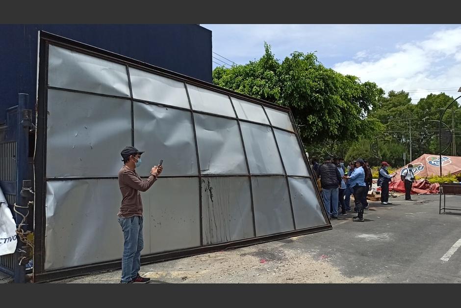 Un grupo de personas ingres&oacute; por la fuerza al campus de la Usac, destruy&oacute; el port&oacute;n de ingreso y provoc&oacute; el incendio de un autom&oacute;vil, seg&uacute;n denuncia de estudiantes que tiene tomadas las instalaciones. (Foto: Wilder L&oacute;pez/Soy502)