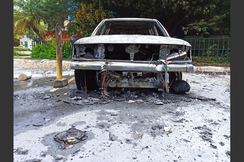 El vehículo quedó consumido en su totalidad. (Foto: Wilder López/Soy502)