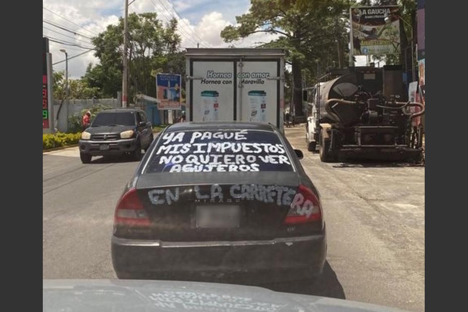 La peculiar forma en la que un conductor manifestó su rechazo al mal estado de las carreteras. (Foto:&nbsp;@kemeny_fr)