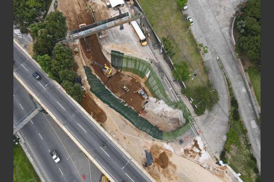 Este fin de semana podría ser habilitado el paso en el kilómetro 15 de la ruta que conduce hacia el Pacífico, en donde se produjo un agujero de grandes dimensiones. (Foto: Archivo/Soy502)