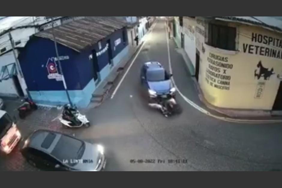 Tras una aparente discusión, un automovilista arrastró por varios metros a un motorista en una calle en Ciudad Vieja. (Foto: captura de video)